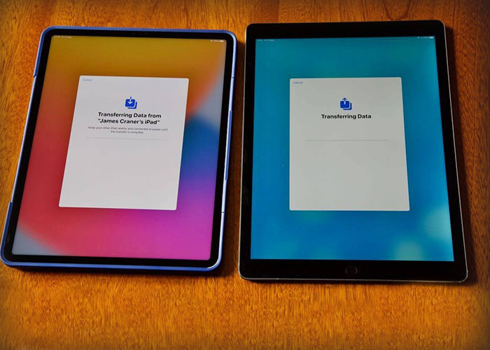 To iPads ved siden af hinanden i gang med backup