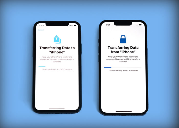 To iPhones ved siden af hinanden i gang med backup
