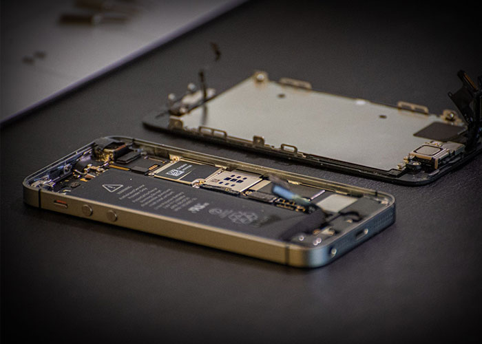 Ødelagt iphone, som er skilt ad