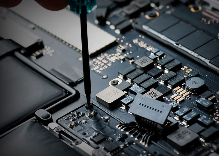 Logic board reparation med special værktøj