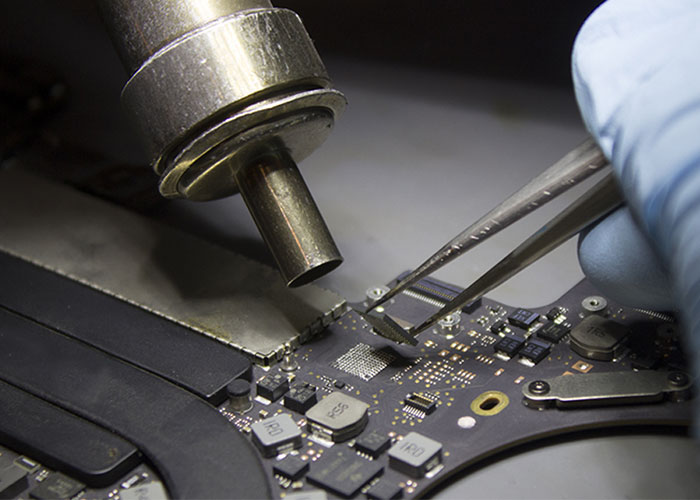 Logic board reparation med special værktøj
